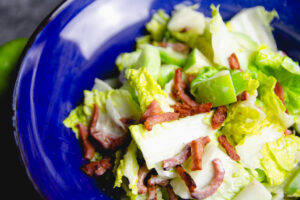 Salade met groene appel, limoen en spekjes